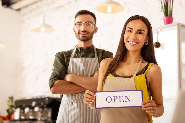 Un couple excité avant d'ouvrir son propre café