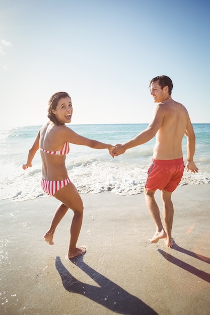 Couple excité sur la plage