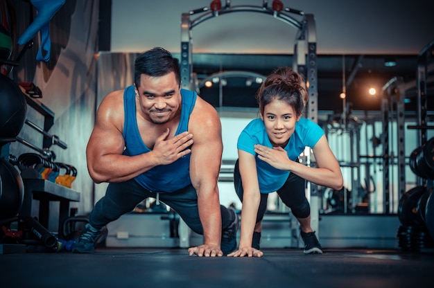 Couple, exercisme, gymnase