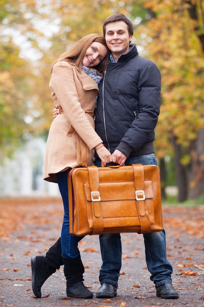 Couple à l'extérieur dans le parc