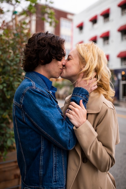 Couple à l'extérieur de la ville après proposition avec bague de fiançailles