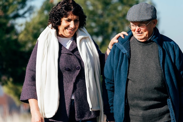 Photo un couple à l'extérieur.