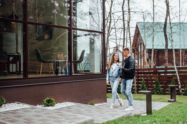 Couple en face de la nouvelle grande maison moderne