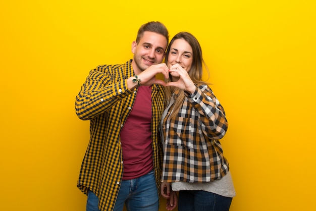 Couple faisant un coeur avec les mains