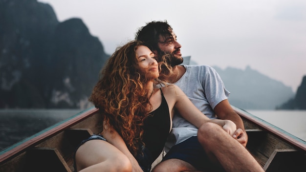 Couple faisant du bateau sur un lac tranquille