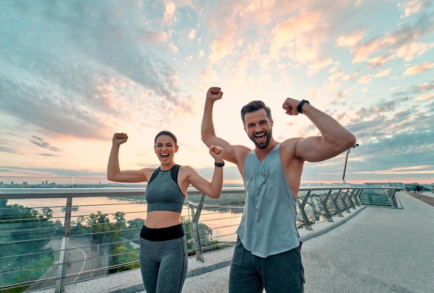 Couple faisant du sport dans la rue