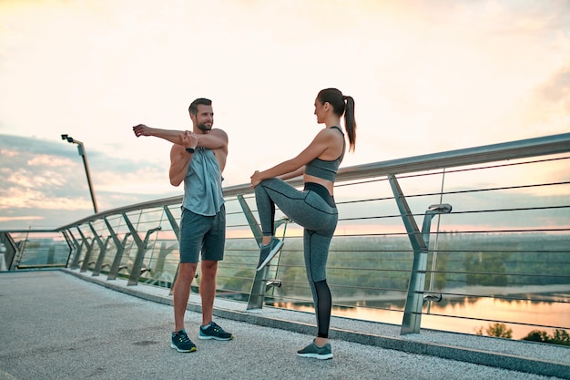 Couple faisant du sport dans la rue