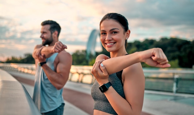 Couple faisant du sport dans la rue