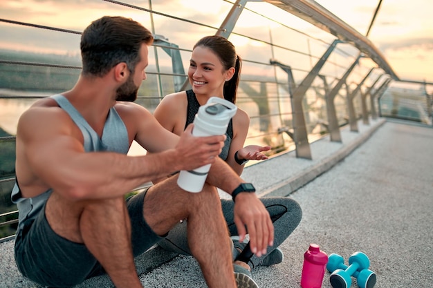 Couple faisant du sport dans la rue