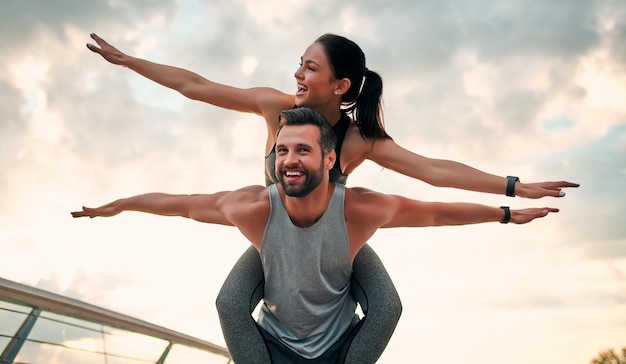 Couple faisant du sport dans la rue