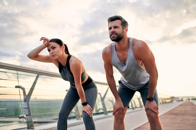 Couple faisant du sport dans la rue