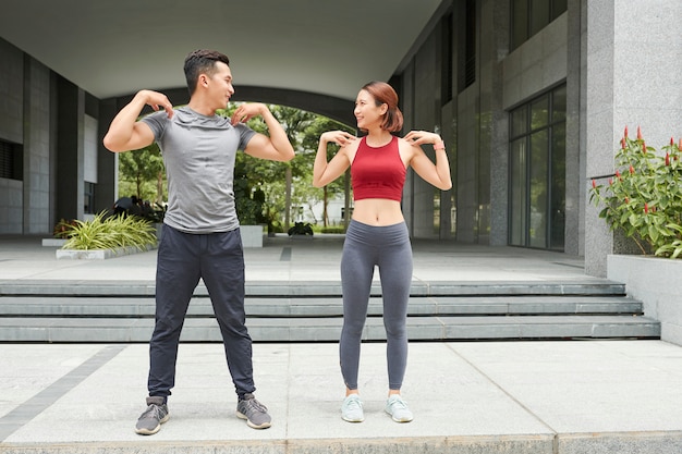 Couple faisant de l'exercice