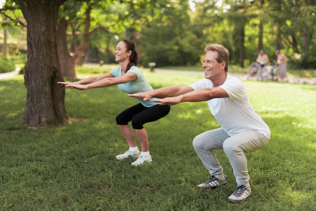 Couple faisant des exercices physiques dans la nature.