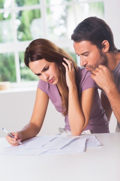 Couple faisant leur comptabilité