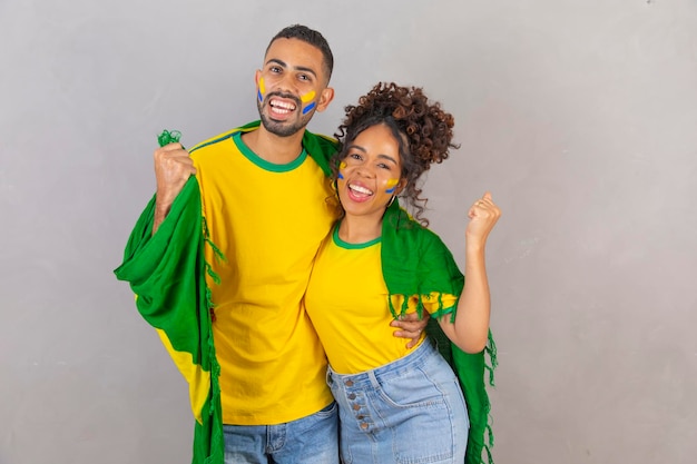 Couple de fans afro du Brésil Célébration d'un couple de fans brésiliens couple de fans brésiliens habillés pour la coupe du monde 2022