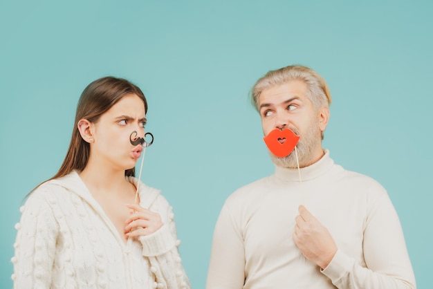 Couple avec fausse moustache et lèvres s'amusant concept de photomaton