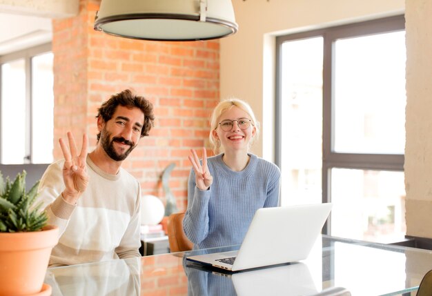 Couple Et Femme à L'air Sympathique, Montrant Le Numéro Un Ou Le Premier Avec La Main Vers L'avant, Compte à Rebours