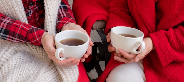 Couple femme femme tenant une tasse de thé café rouge vêtements de fête Noël nouvel an Saint-Valentin