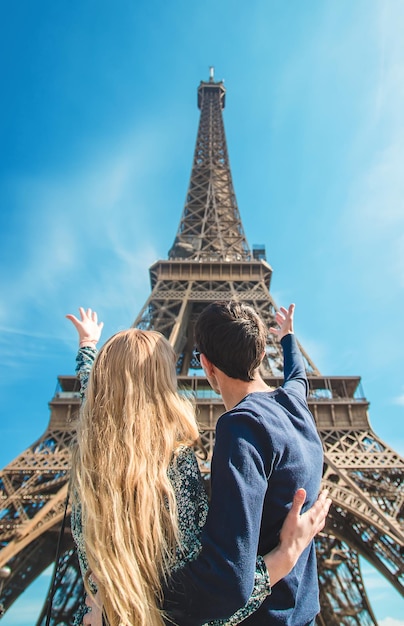 Couple femme et homme près de la tour eiffel Mise au point sélective