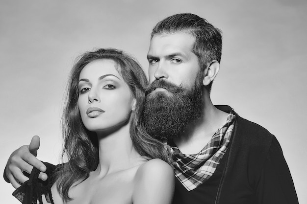 Couple de femme sexy aux épaules nues et bel homme barbu avec une longue barbe Portrait de personnes sensuelles passionnées intimes