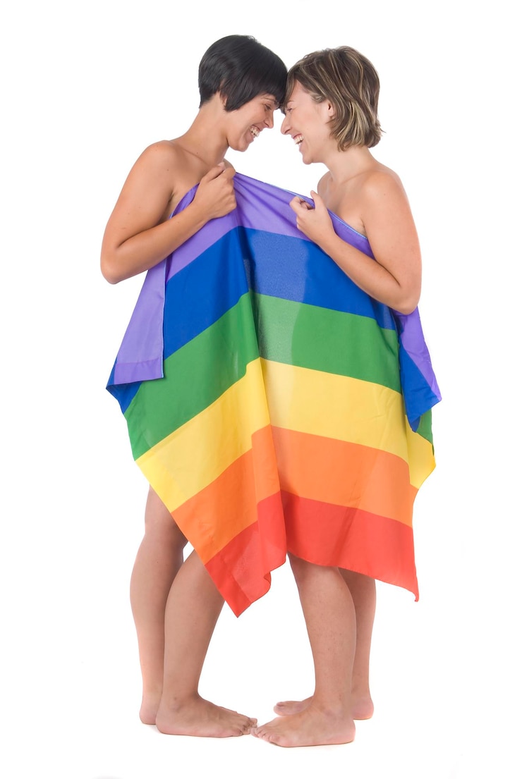Photo un couple de femmes amoureuses d'un drapeau arc-en-ciel lesbien