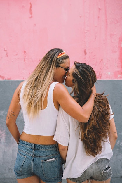 Couple, femmes, apprécier, rue, Madrid, ville