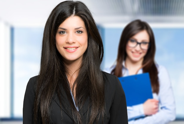 Couple de femmes cadres au bureau