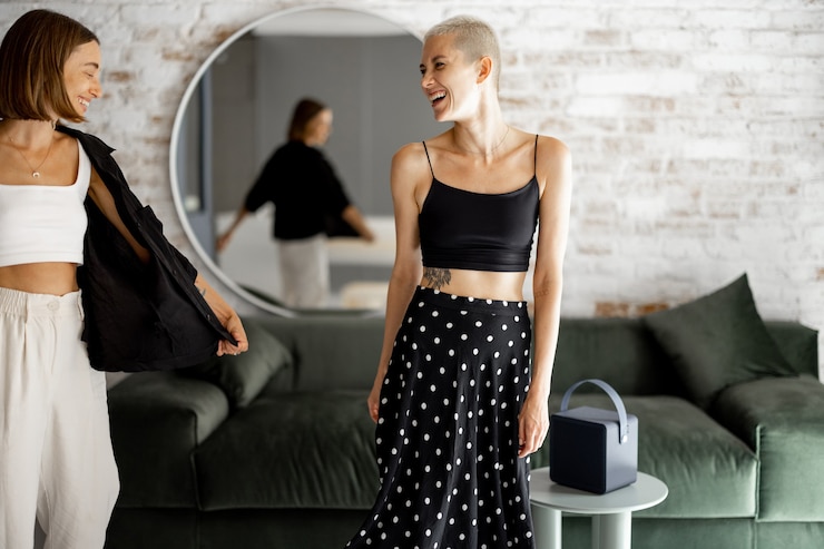 Photo couple de femmes dansant à la maison