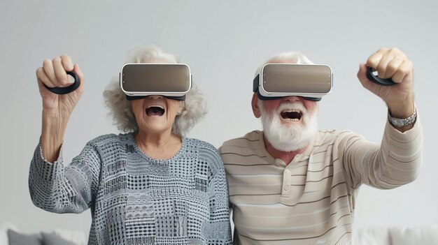 couple de femmes et d'hommes âgés émotionnellement joyeux surpris avec des lunettes de soleil de réalité virtuelle