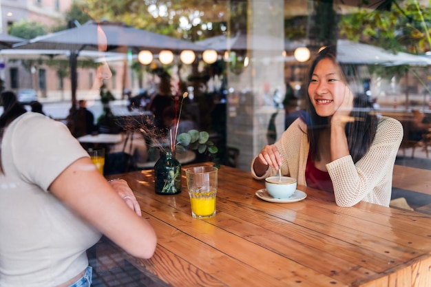 Un couple de femmes a rendez-vous dans un café