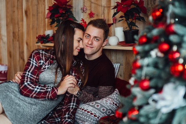 Un couple fête Noël dans une ambiance chaleureuse à la maison