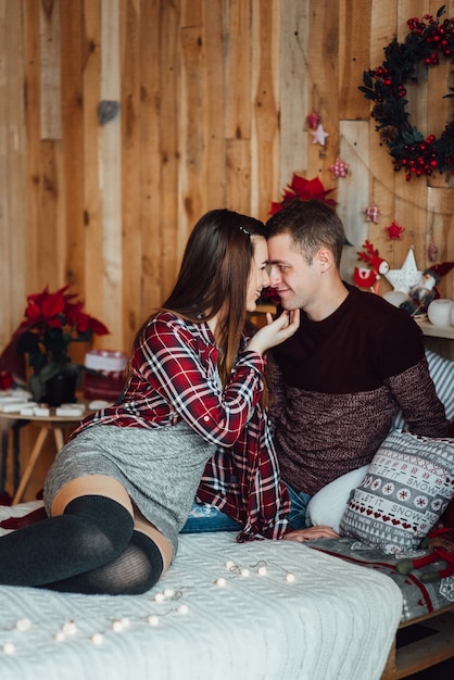 Un couple fête Noël dans une ambiance chaleureuse à la maison