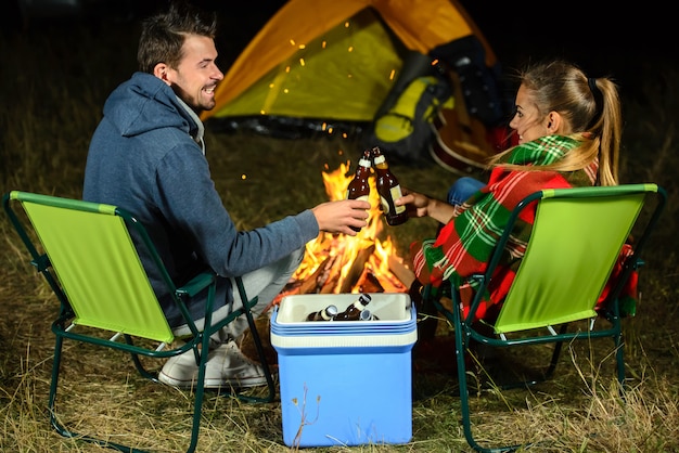 Couple, feu, camper, camping, boire, bière