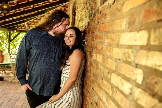 Couple fiancé détendu sur le balcon d'une vieille maison