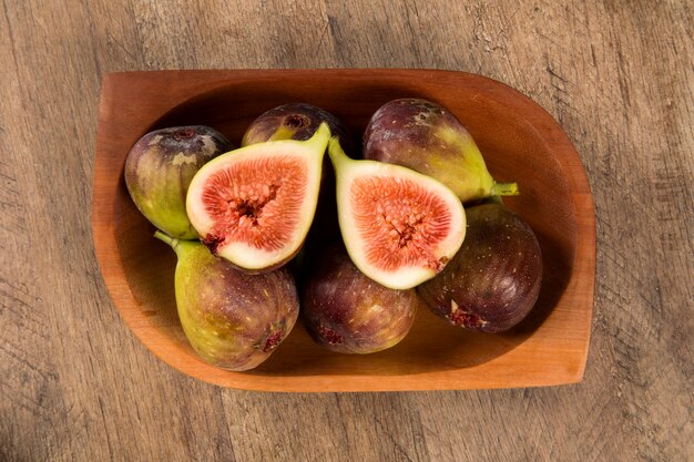 couple de figues dans un pot sur une table en bois. Fruit frais.