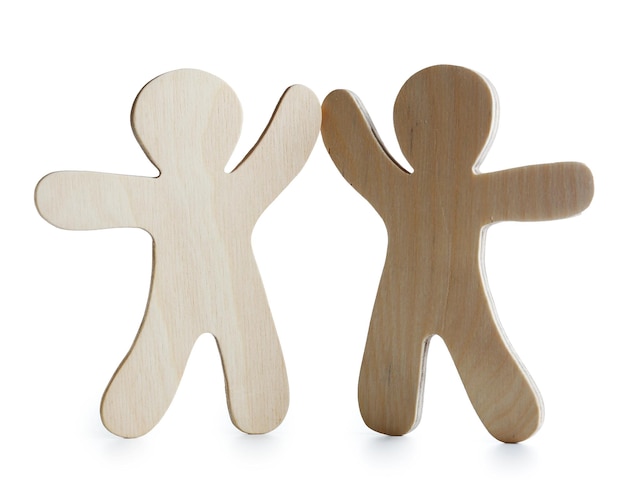 Couple de figures en bois isolé sur blanc