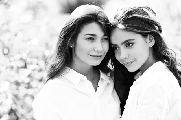 Couple de filles passer du temps à l'extérieur ensemble Femmes heureuses dans un parc sur fond de printemps vert