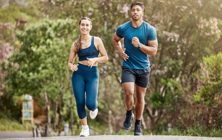Photo couple de fitness et de course en plein air dans la nature pour la pratique marathon entraînement d'endurance et entraînement cardio homme femme et jogging ensemble pour l'exercice pour le sport de longue distance athlète et bien-être