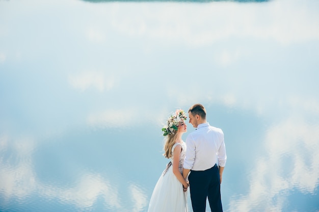 couple sur fond de ciel bleu, l&#39;eau