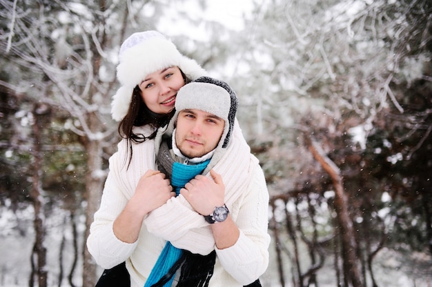 Couple sur la forêt d'arbres enneigés