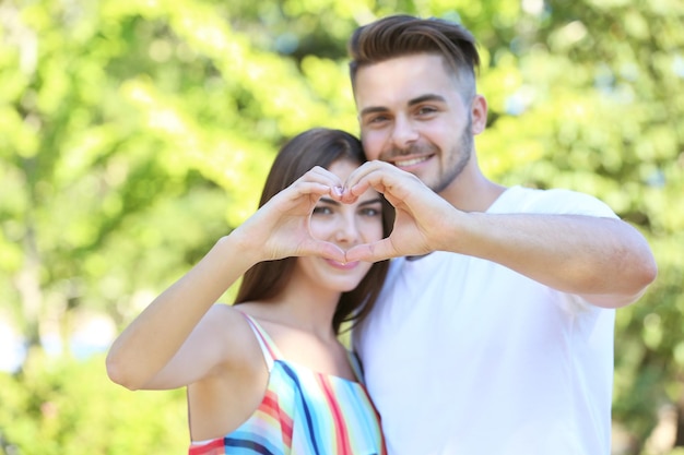 Couple en forme de coeur avec les mains