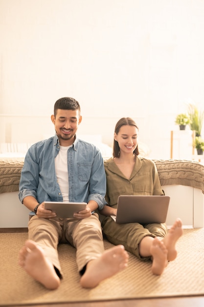 Couple avec des gadgets