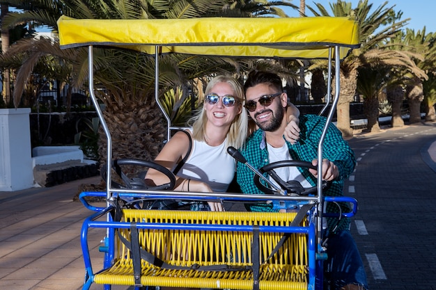 Couple gai sur chariot touristique