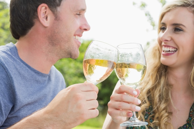 Couple gai grillage avec du vin blanc