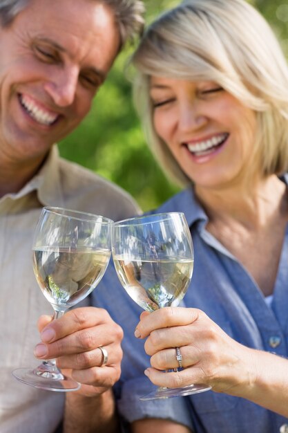 Couple gai grillage des verres à vin