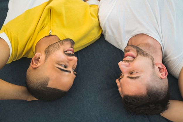 Couple gay allongé sur le sol.