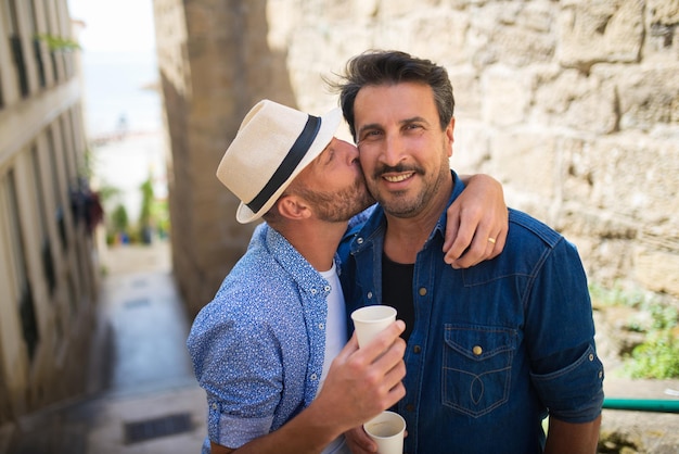 Couple gay amoureux dans les escaliers