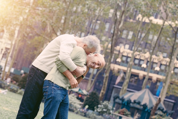 Couple gay au parc à New York