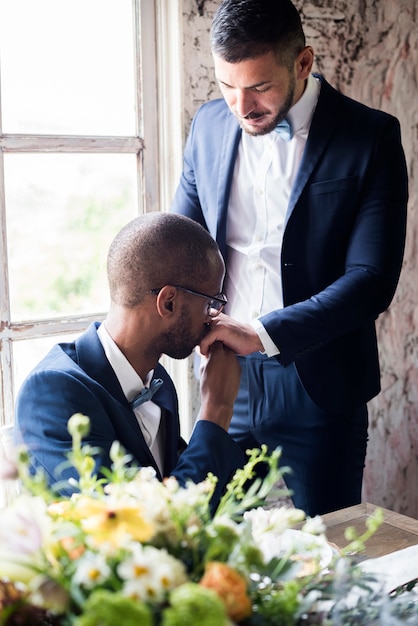 Couple gay baiser les mains amour