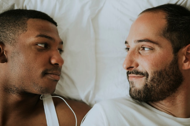 Photo couple gay câlin au lit